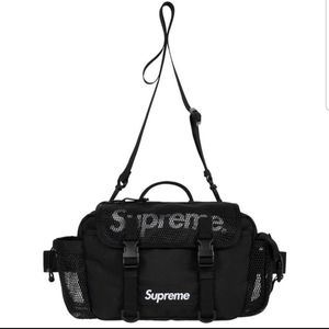 BNWT Authentic Supreme Waist bag - black